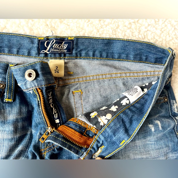 Distressed Cut off denim shorts / California closet staple! - Picture 2 of 3